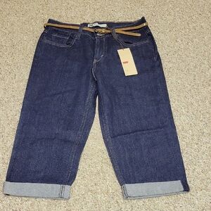 Levi's Women's Blue Jean Capris Sz 6. New With Tags And Belt